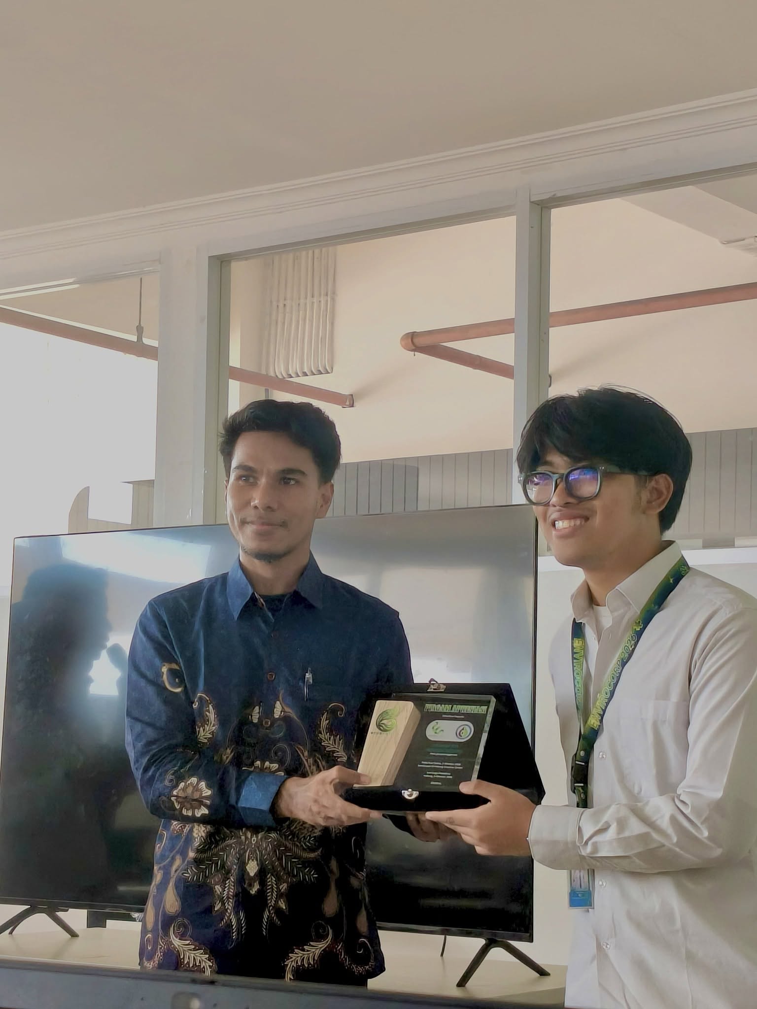 Penyerahan penghargaan apresiasi dari Envirocorp KMTL Universitas Brawijaya