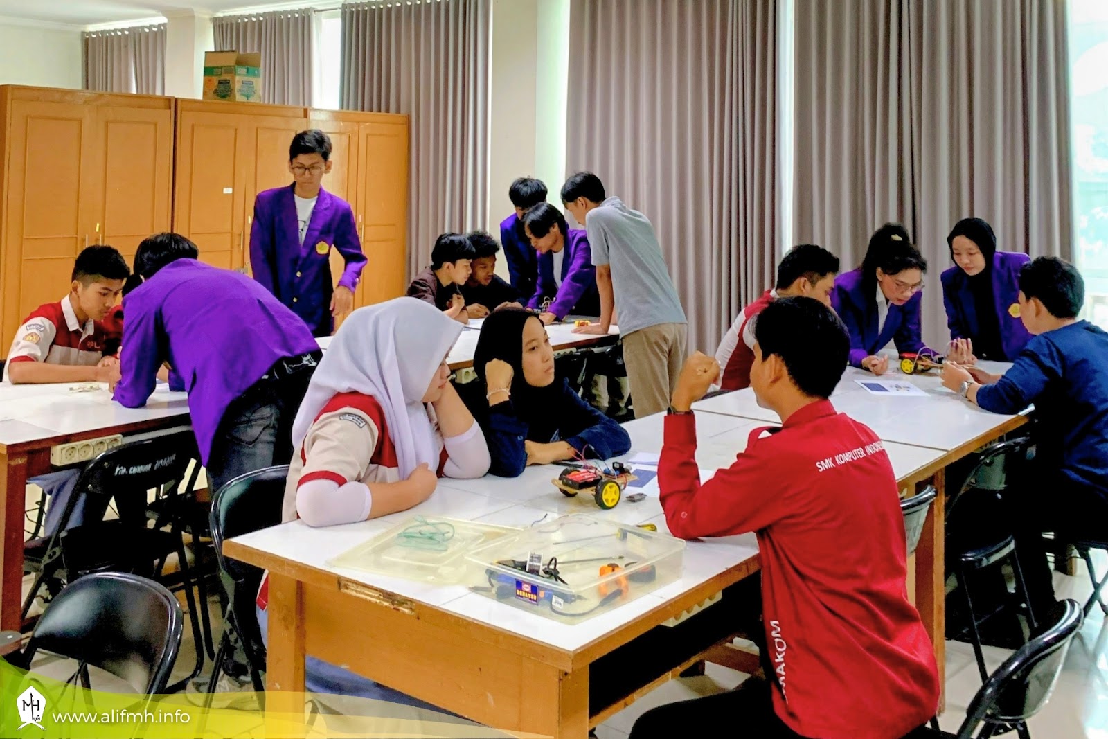 Praktik Merakit Mobile Robot Obstacle Avoidance