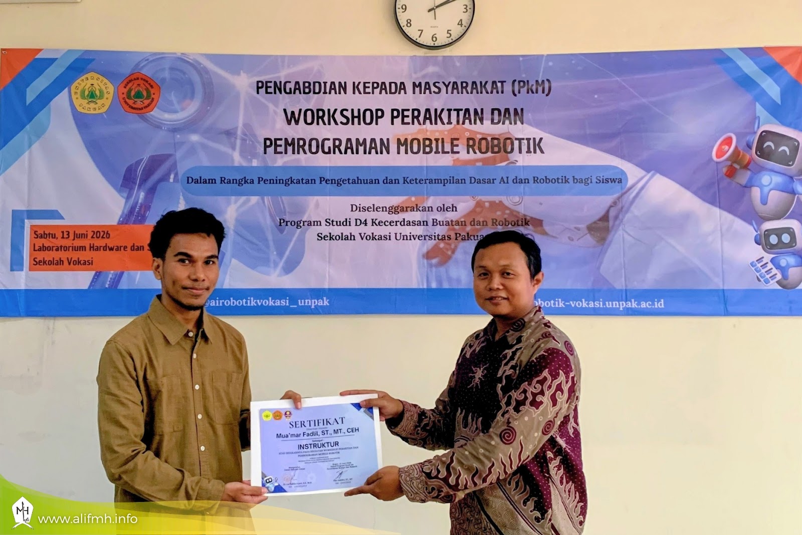 Penyerahan Sertifikat oleh Ketua Prodi D4 KBR kepada Instruktur
