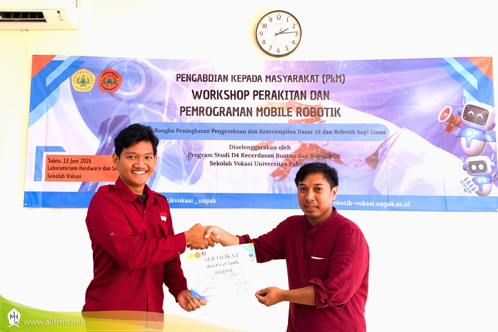 Simbolis Penyerahan Sertifikat oleh PIC Laboratorium Prodi D4 KBR kepada Peserta